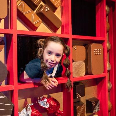 Petite fille dans les décos chocolatées - La Fabrique de Chocolat à Bruxelles